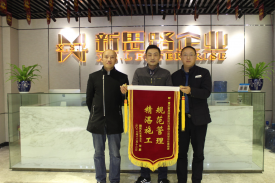  12月14日，融創(chuàng)凡爾賽業(yè)主張老師客戶送來感謝錦